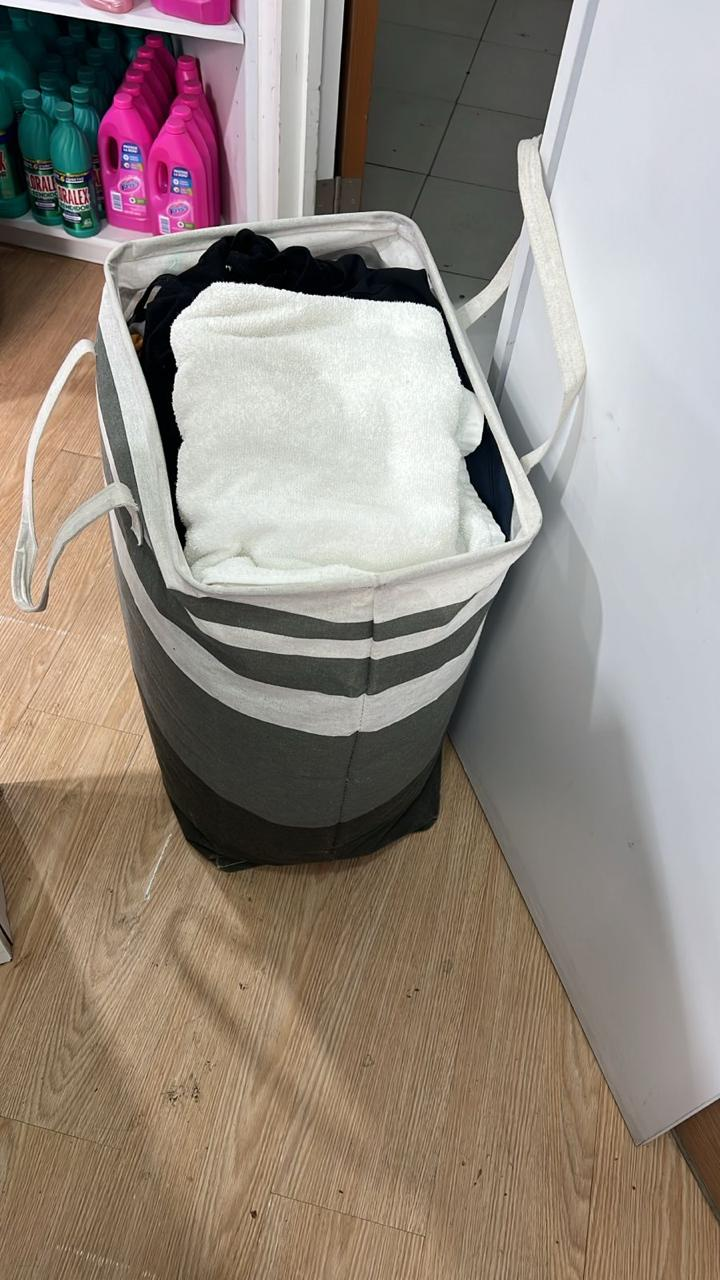 Canasto con una carga de ropa