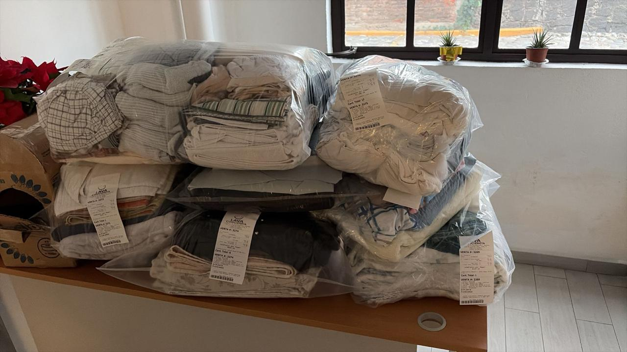 Pedidos de ropa organizados sobre una mesa de trabajo